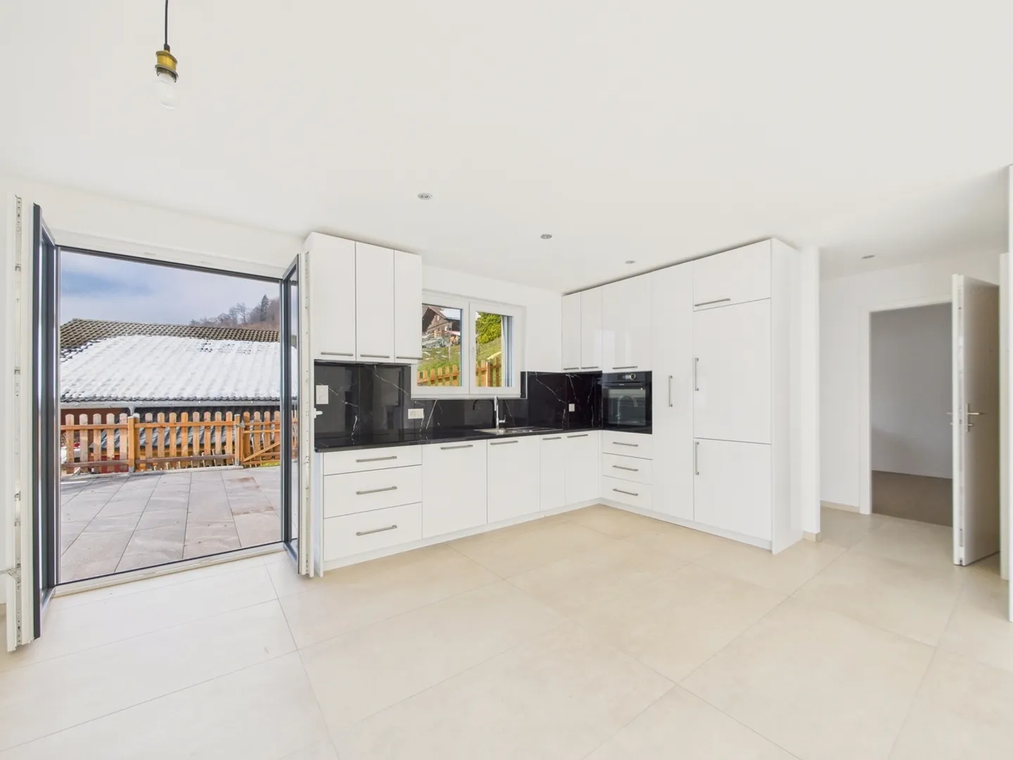 Appartement spacieux et lumineux de 4,5 pièces avec grande terrasse et vue imprenable sur les montagnes à Miex, VS - Photo 2 sur 13