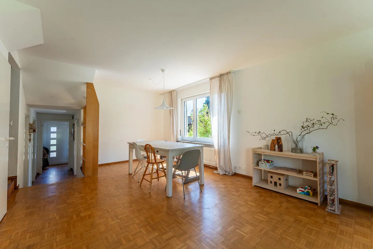 Maison semi-détachée spacieuse de 6,5 pièces dans un emplacement calme à Oberwil - Photo 4 sur 14