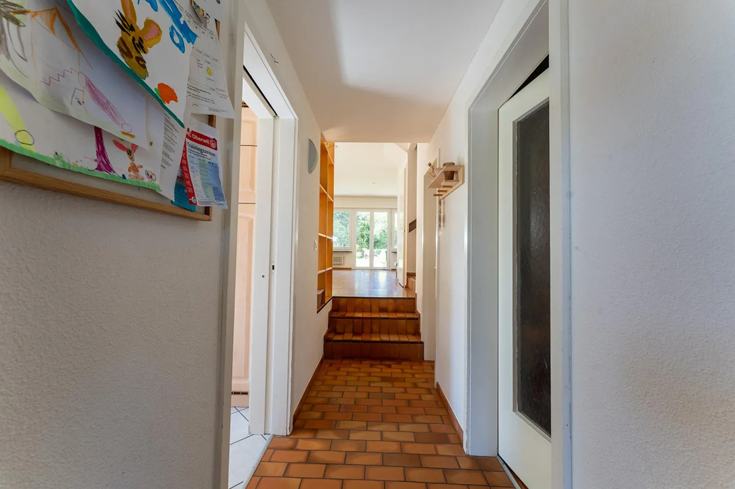 Maison semi-détachée spacieuse de 6,5 pièces dans un emplacement calme à Oberwil - Photo 5 sur 14