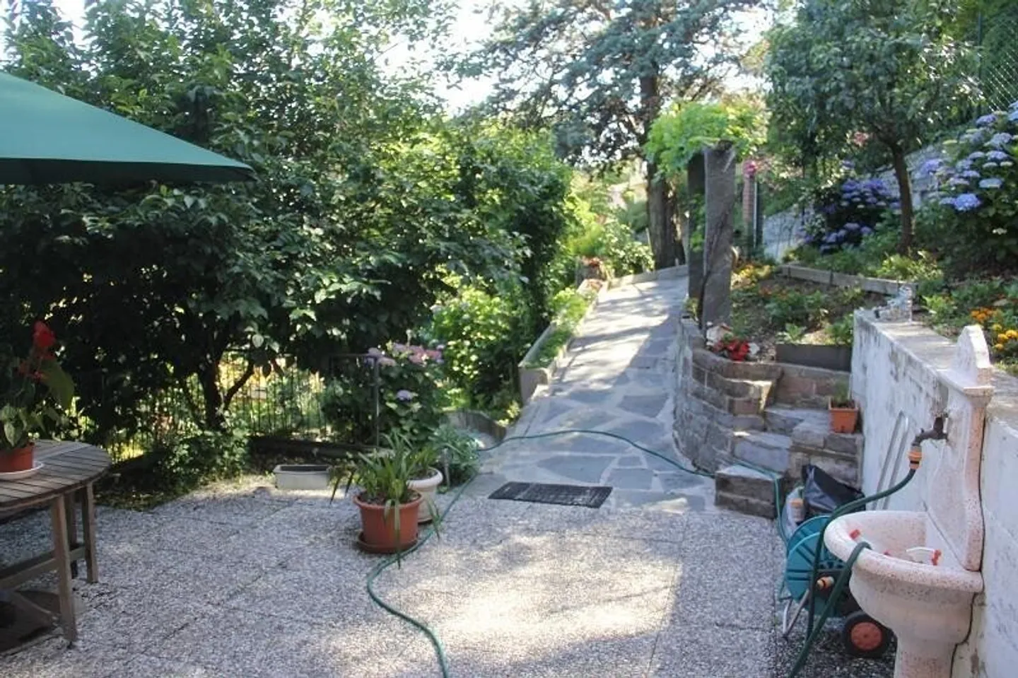 3 1/2-Zimmer-Wohnung in einem Zweifamilienhaus mit Garten/Bauland - Foto 2 von 11