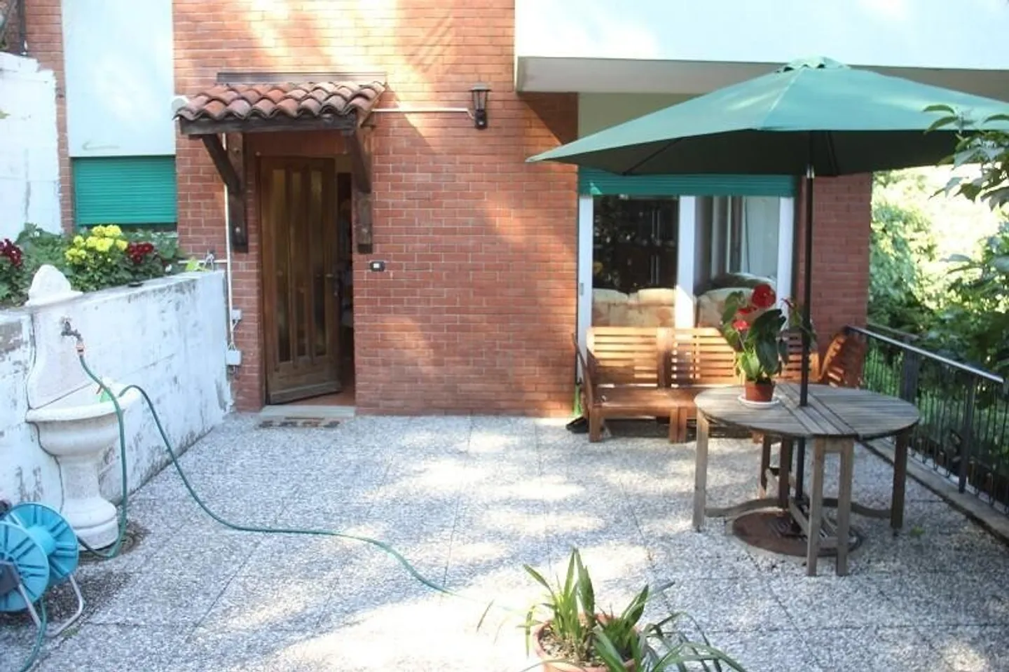 3 1/2-Zimmer-Wohnung in einem Zweifamilienhaus mit Garten/Bauland - Foto 1 von 11