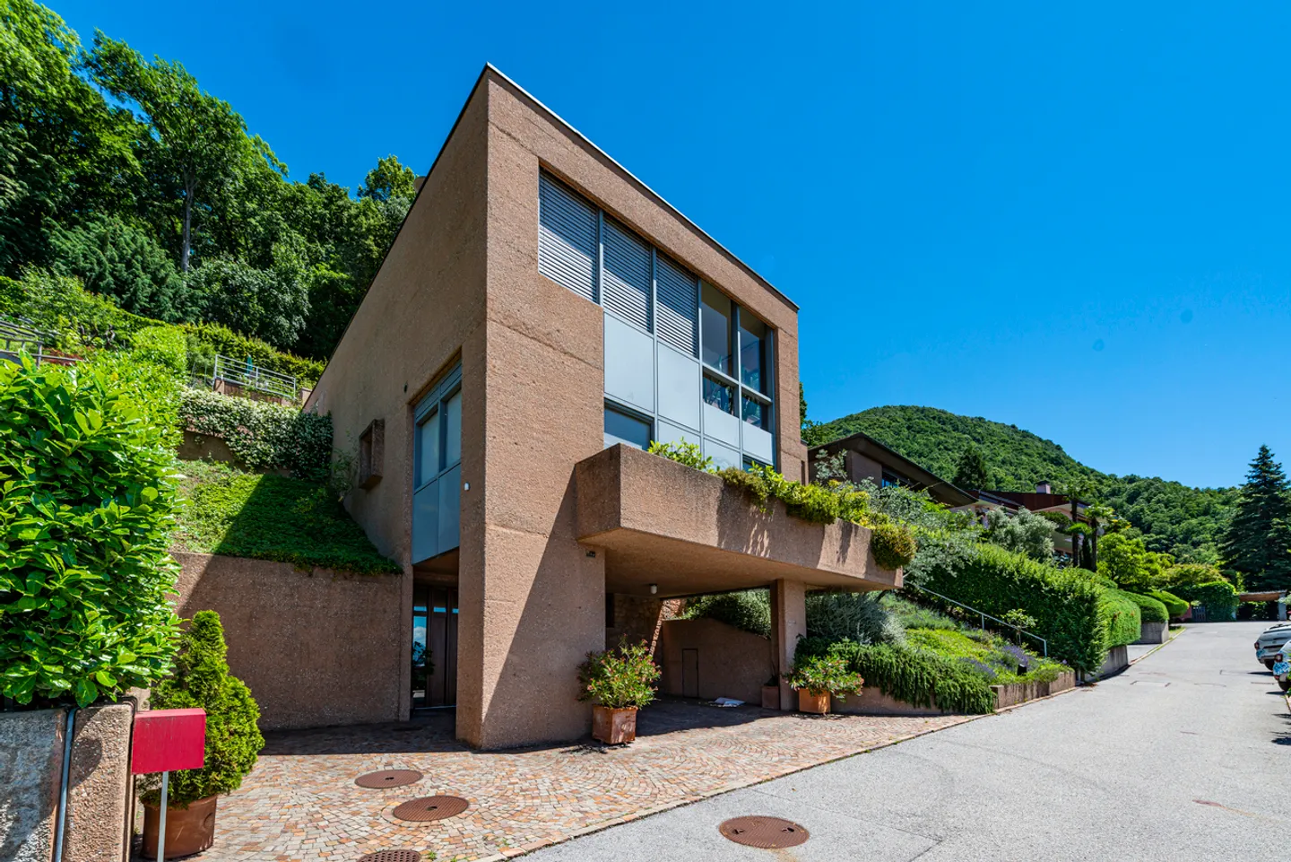 Modern house with beautiful lake view - Photo 4 of 19