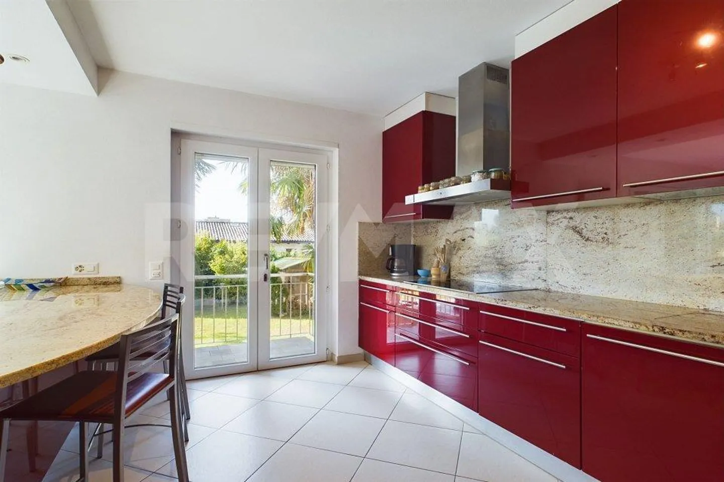 Villa with large garden, parking spaces and garage - Photo 2 of 12