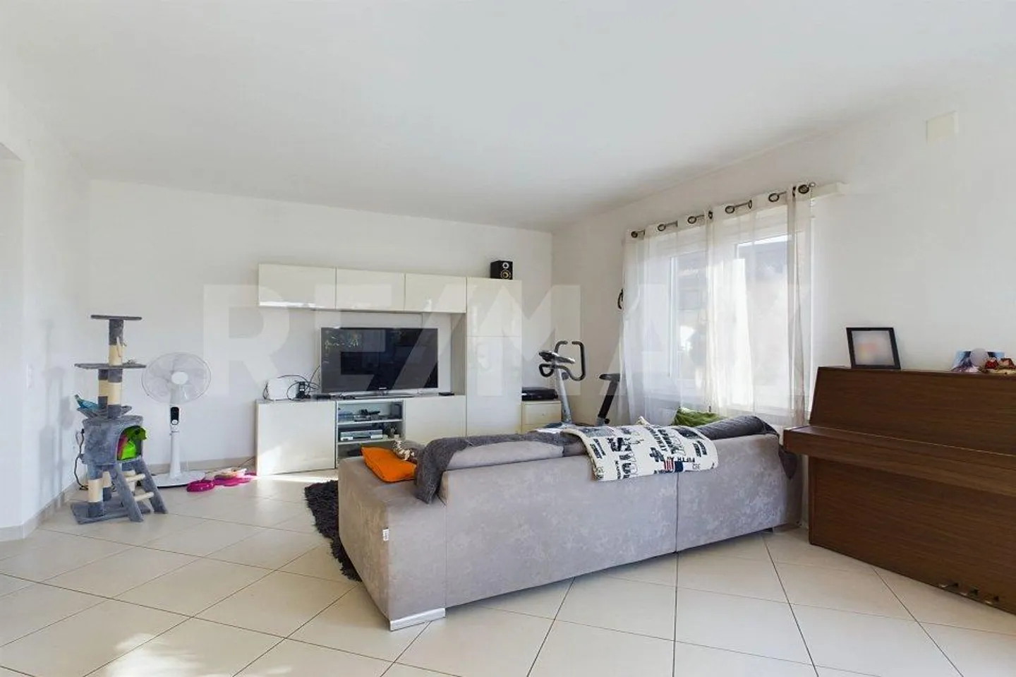 Villa with large garden, parking spaces and garage - Photo 3 of 12