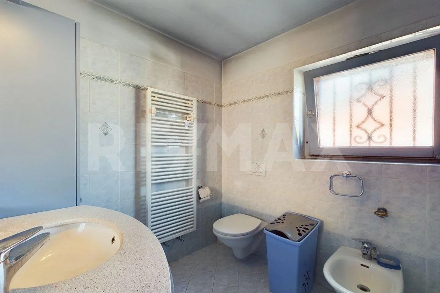 Villa with large garden, parking spaces and garage - Photo 10 of 12