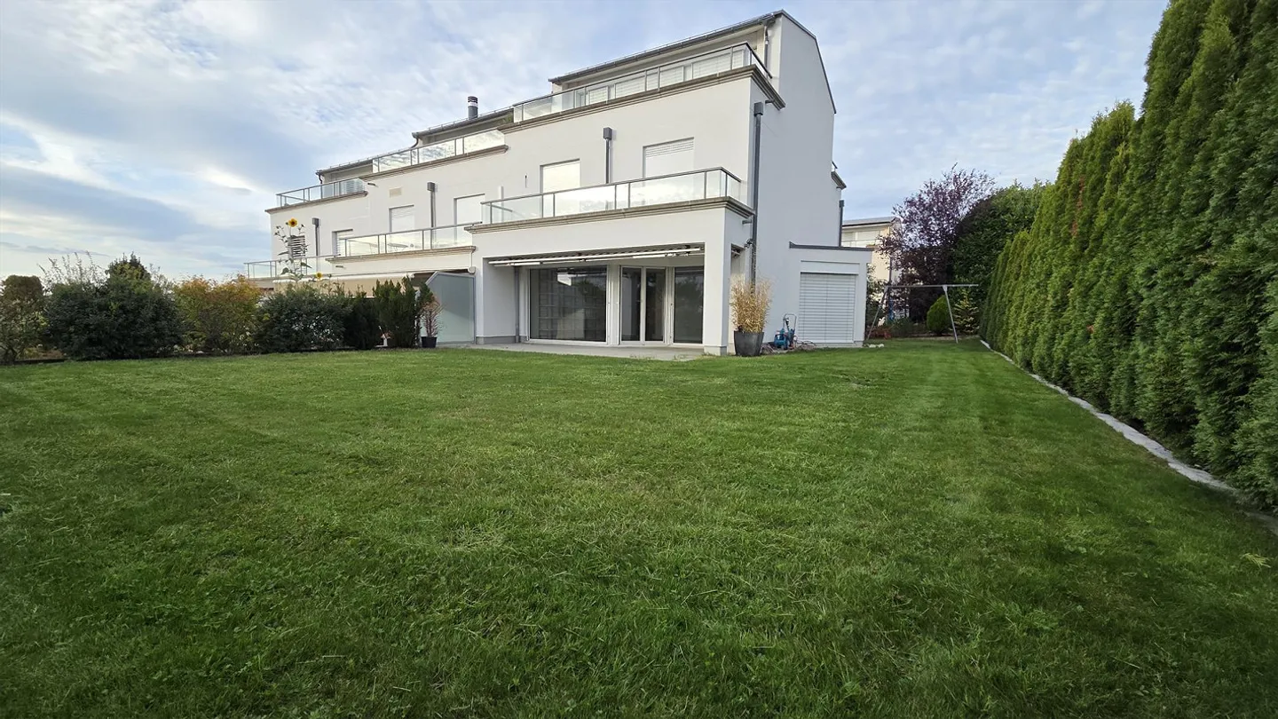 Maison mitoyenne d'angle spacieuse de 6,5 pièces dans un endroit calme à Berikon - Photo 1 sur 19