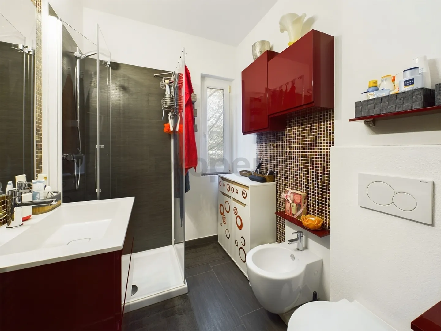 Stunning renovated 3.5-room apartment with lake view - Photo 8 of 11