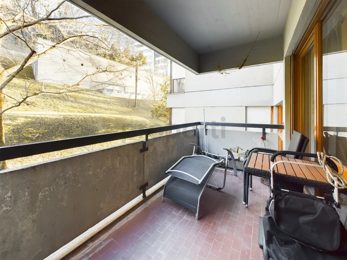 Stunning renovated 3.5-room apartment with lake view - Photo 9 of 11
