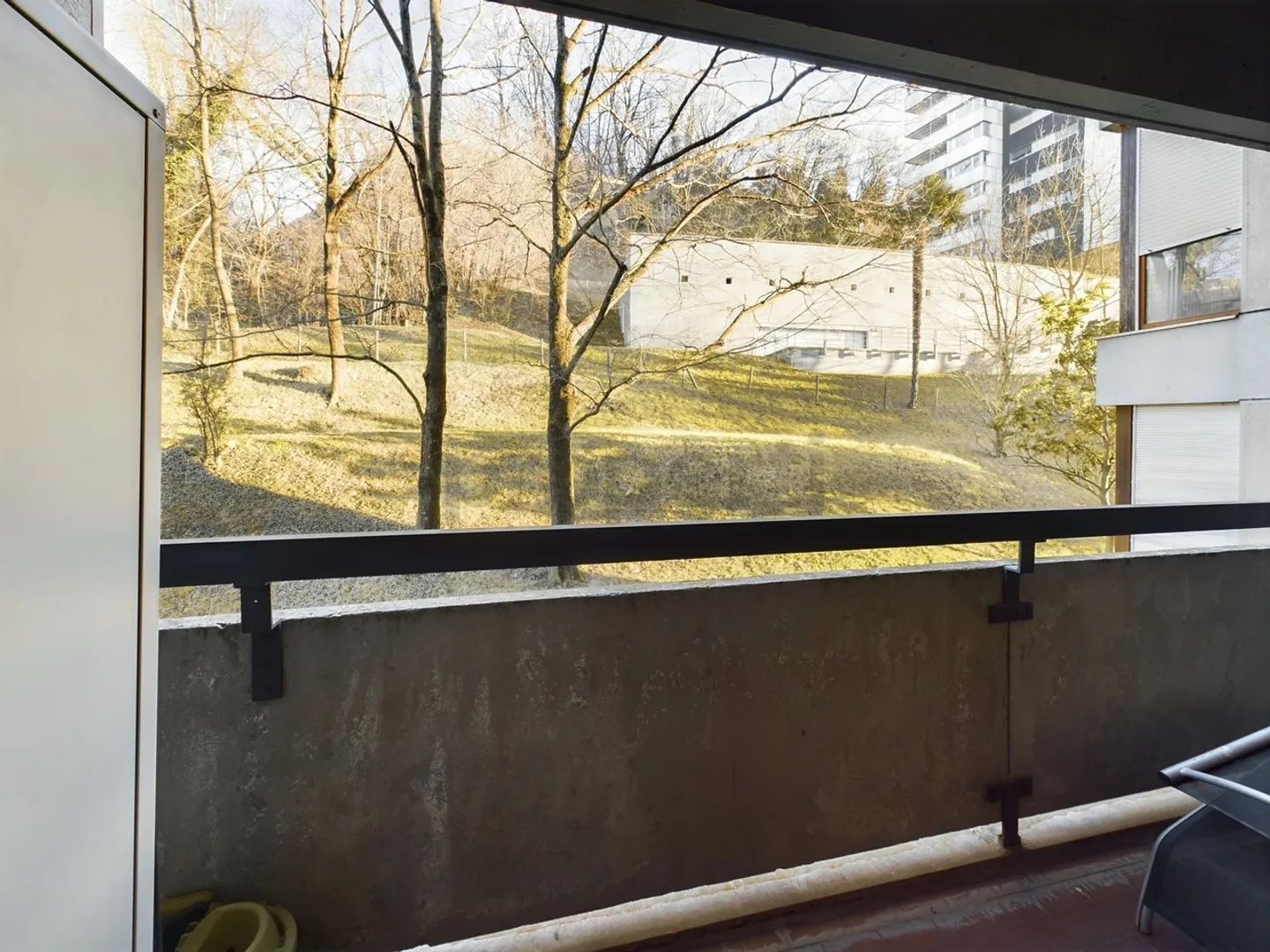 Stunning renovated 3.5-room apartment with lake view - Photo 10 of 11