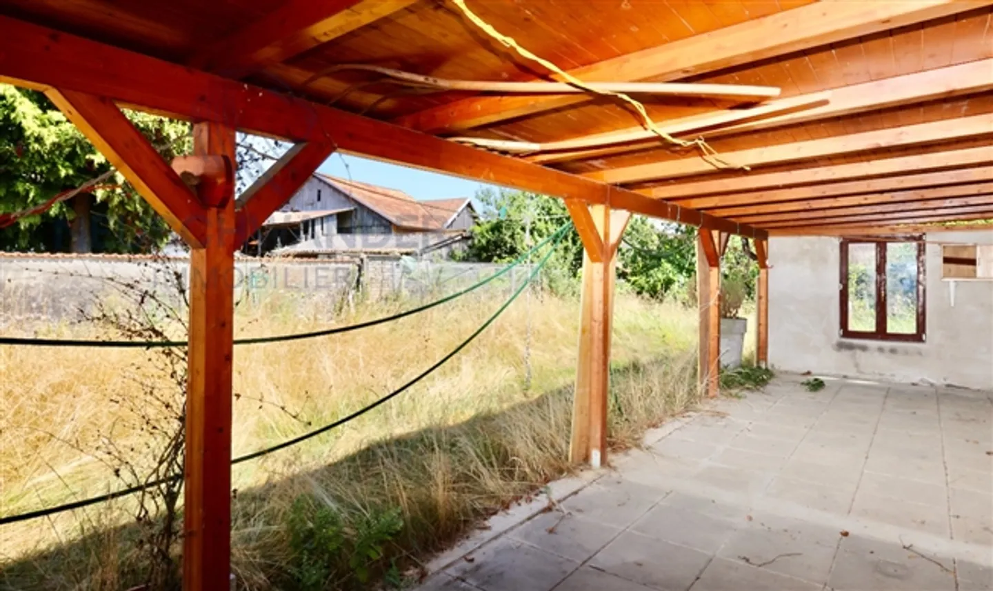 À rénover, grande maison de village sur un beau terrain de 1310 m2 - Photo 3 sur 13