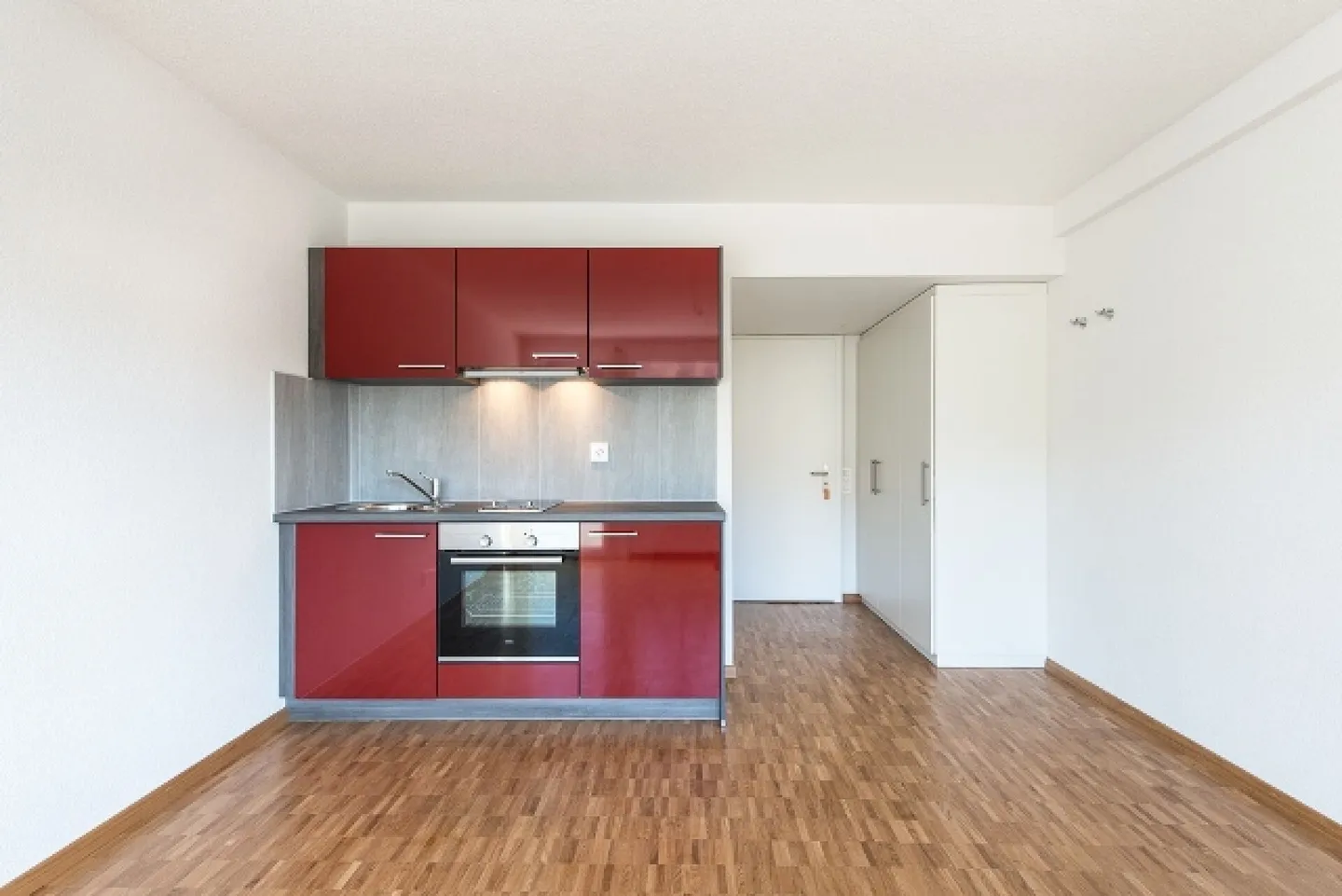 Studio moderne avec balcon - Emplacement central et cuisine équipée pratique - Photo 2 sur 5