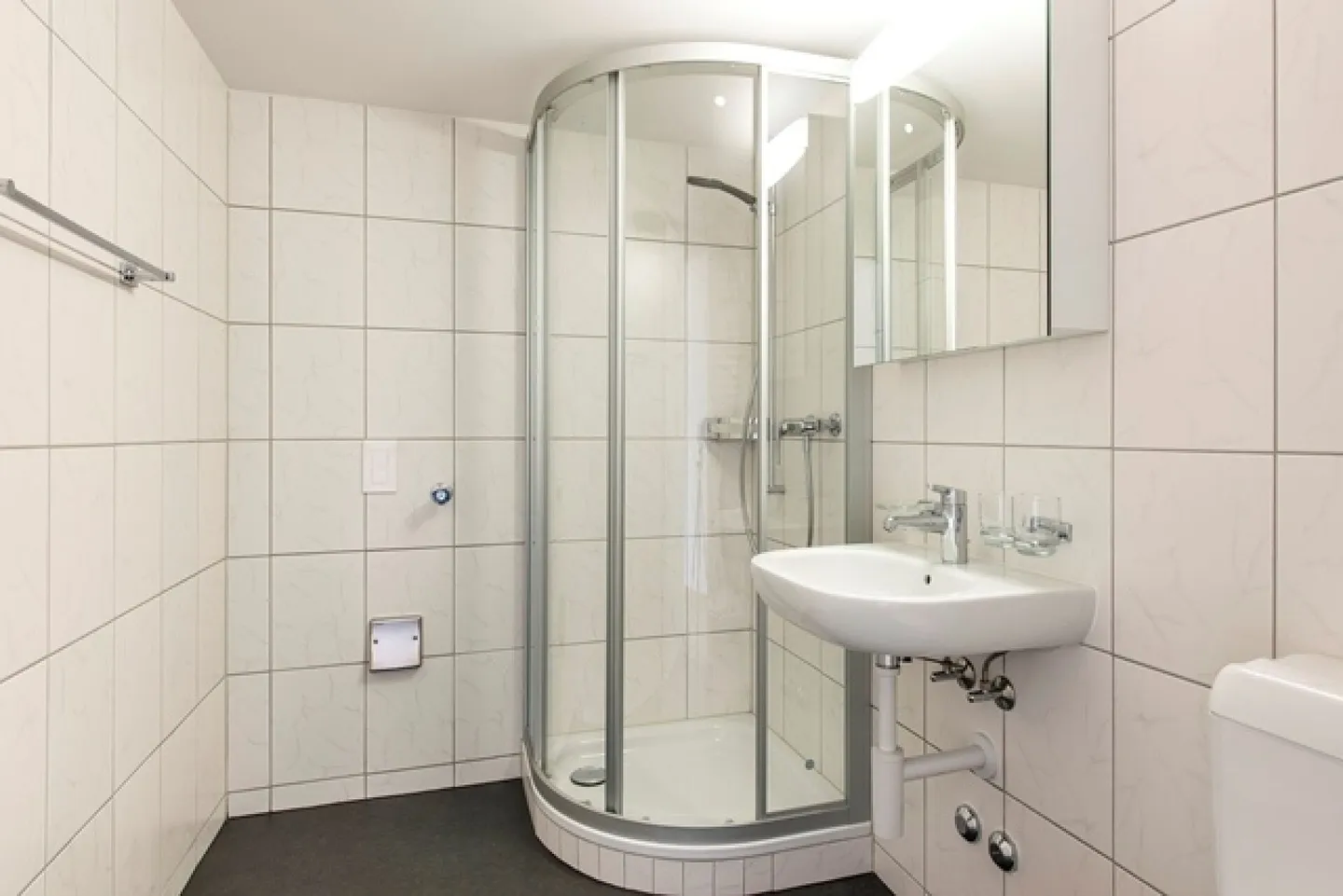 Studio moderne avec balcon - Emplacement central et cuisine équipée pratique - Photo 3 sur 5