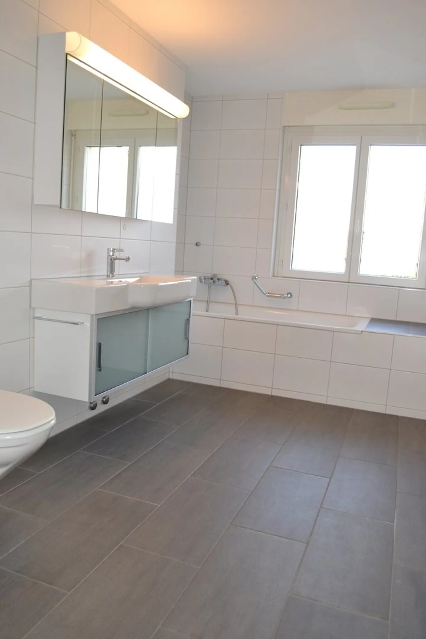 Modernes Wohnen mit grosszügigem Balkon! - Foto 4 von 8