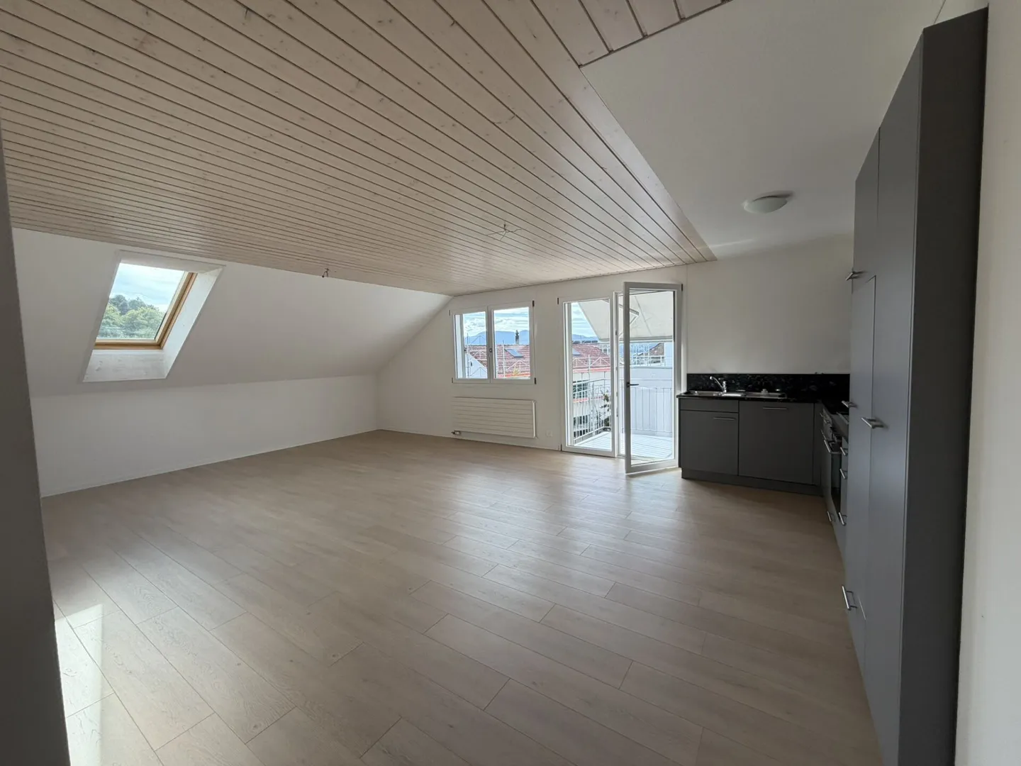Appartement sous les combles lumineux de 3,5 pièces - Photo 2 sur 16