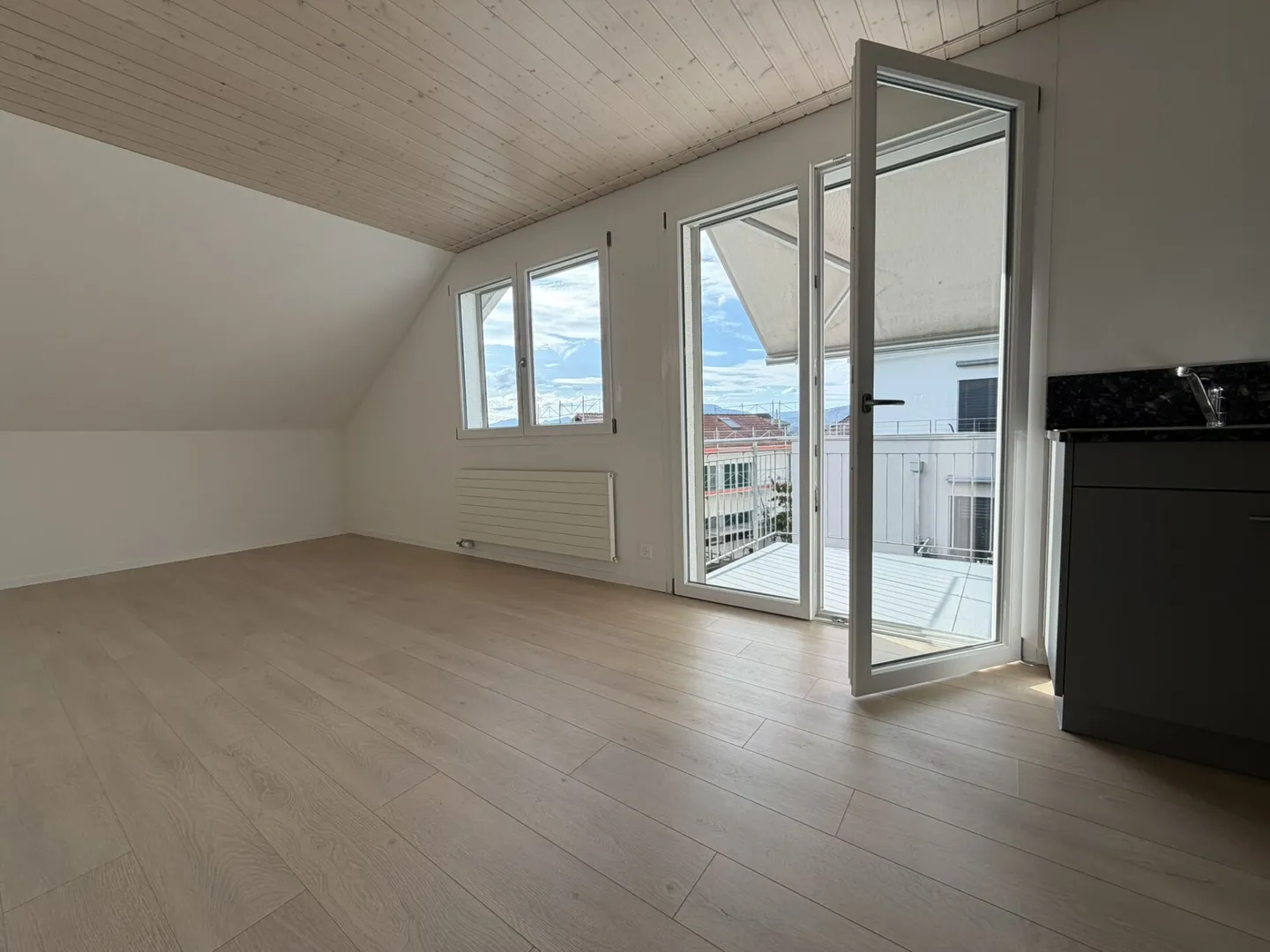 Appartement sous les combles lumineux de 3,5 pièces - Photo 3 sur 16