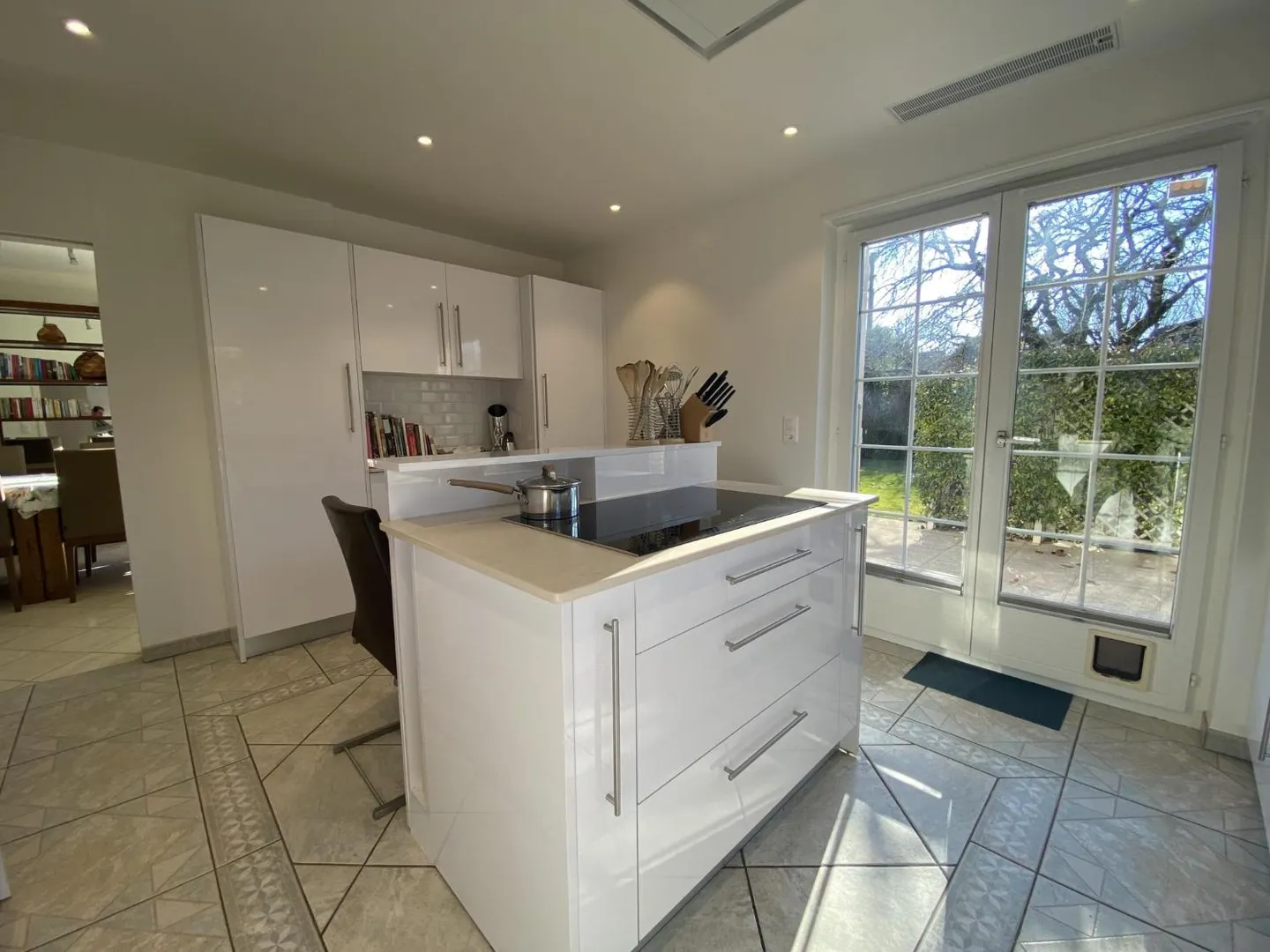 6-Zimmer-Einfamilienhaus mit Pool und Garten - Foto 2 von 11