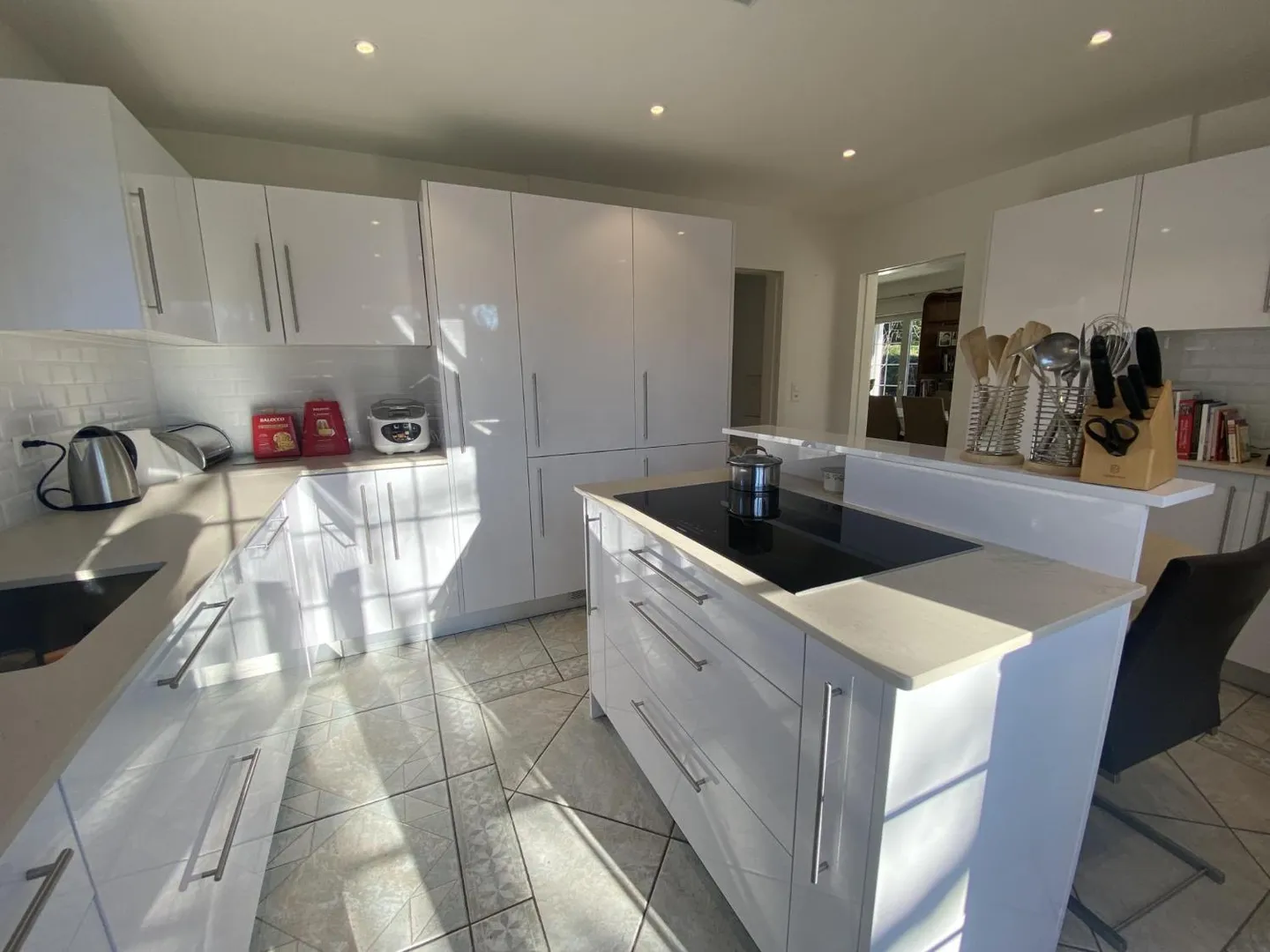 6-Zimmer-Einfamilienhaus mit Pool und Garten - Foto 3 von 11