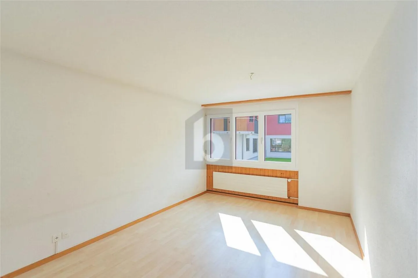 CENTRAL WITH WINDOW - Photo 4 of 6