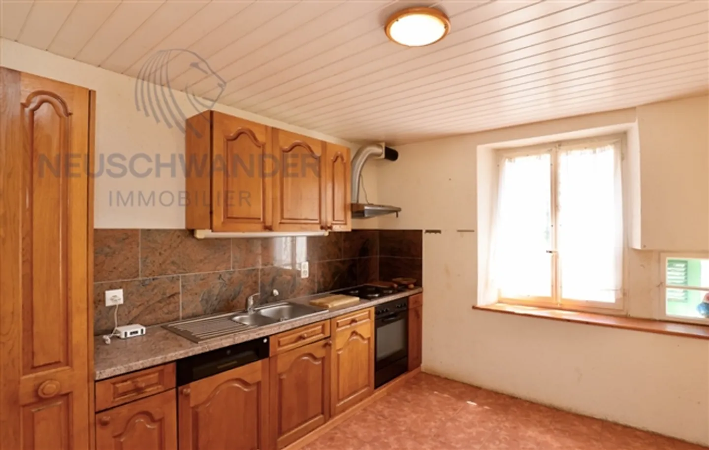 À rénover, grande maison de village sur un beau terrain de 1310 m2 - Photo 6 sur 13