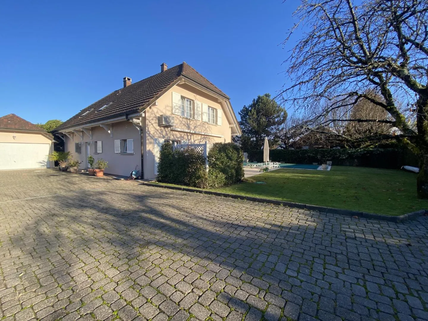 6-Zimmer-Einfamilienhaus mit Pool und Garten - Foto 4 von 11