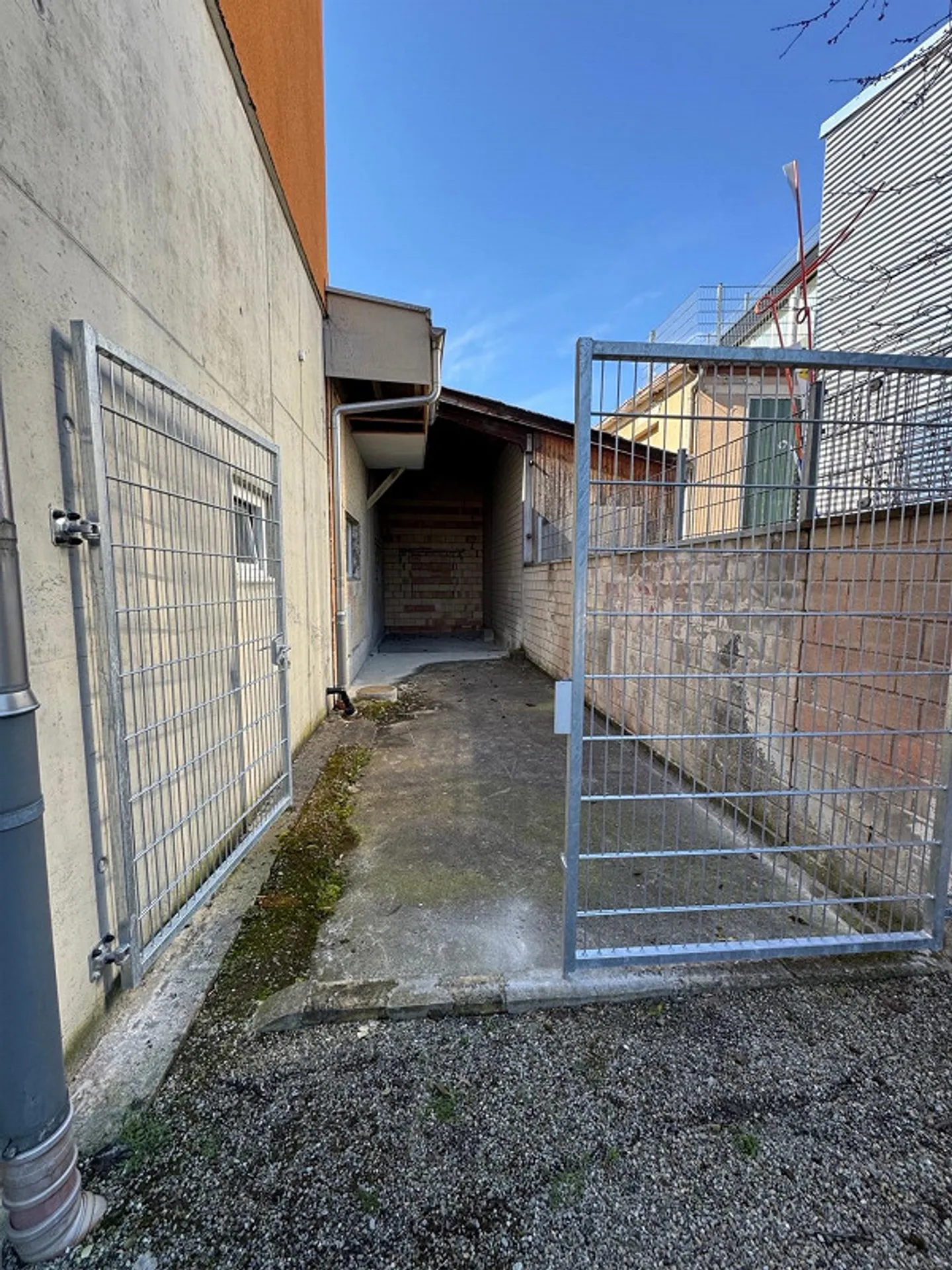 Espace de stockage / aire de stationnement dans un emplacement central à Arbon - Photo 2 sur 5