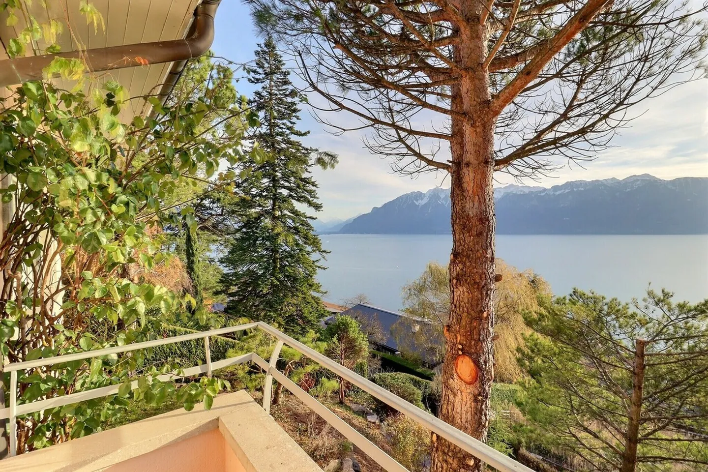 Geräumige freistehende Villa mit atemberaubendem Blick auf den See - Foto 1 von 7