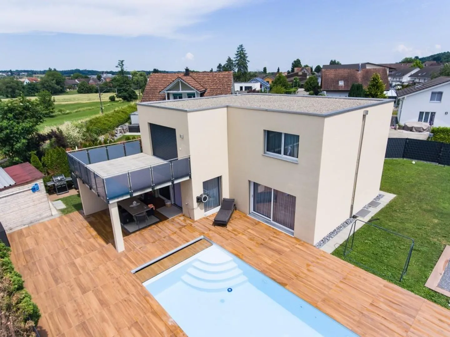 Detached Property with Pool - Photo 1 of 8