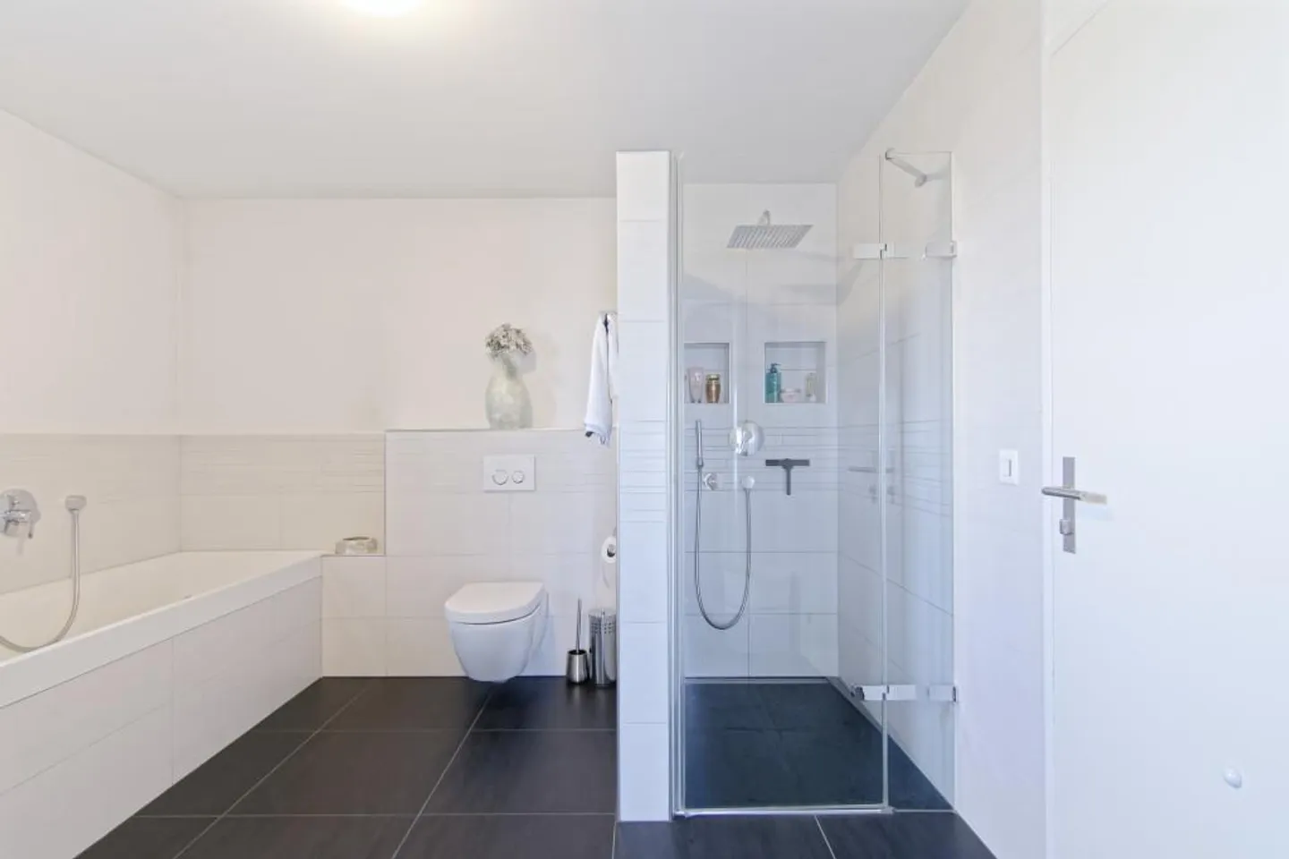 Detached Property with Pool - Photo 5 of 8