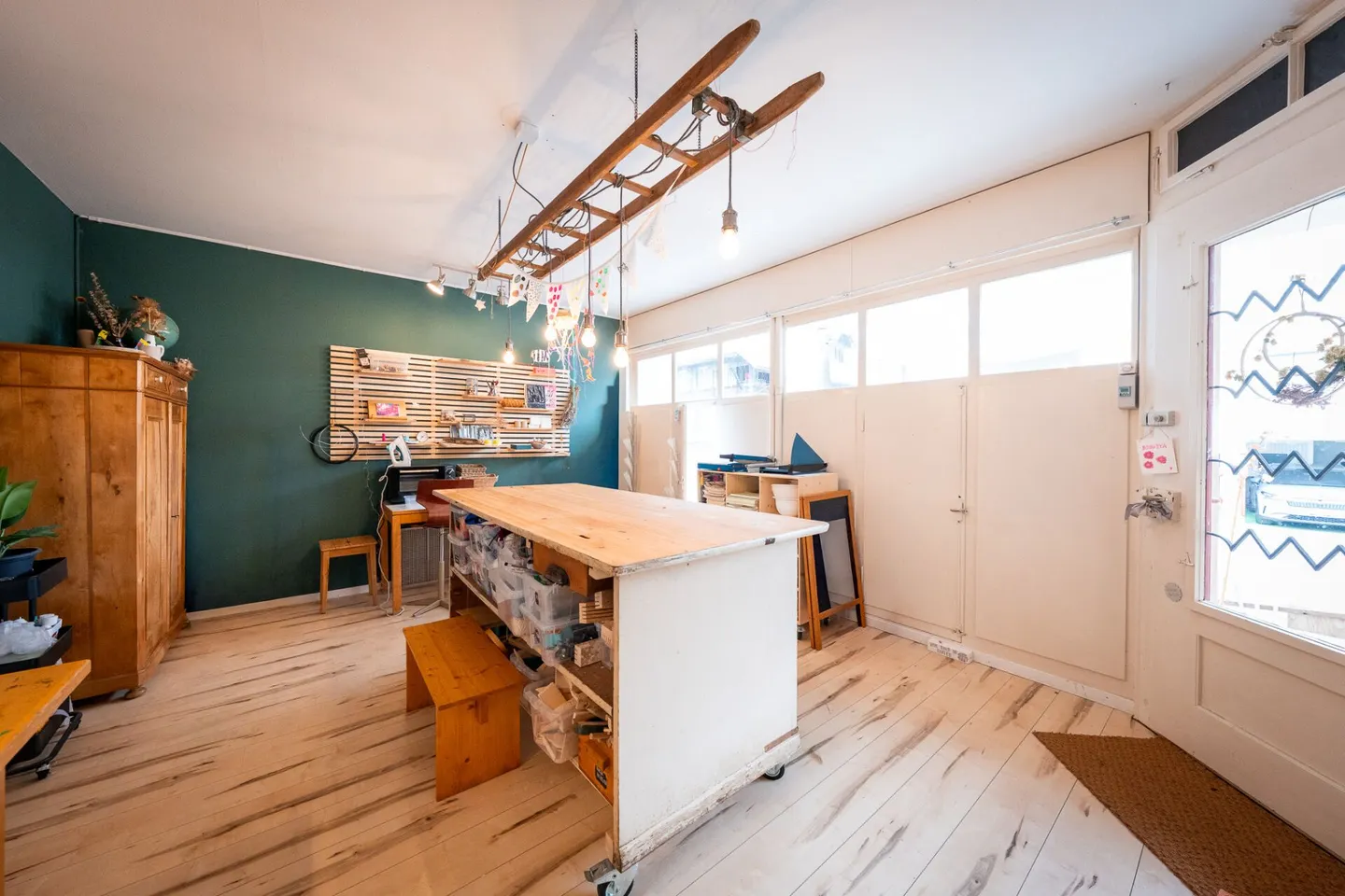 Versatile commercial space with shop window front - Photo 4 of 11