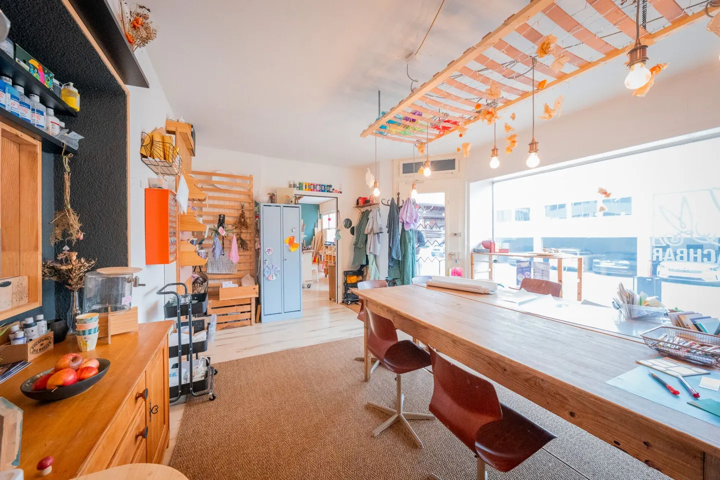 Versatile commercial space with shop window front - Photo 8 of 11