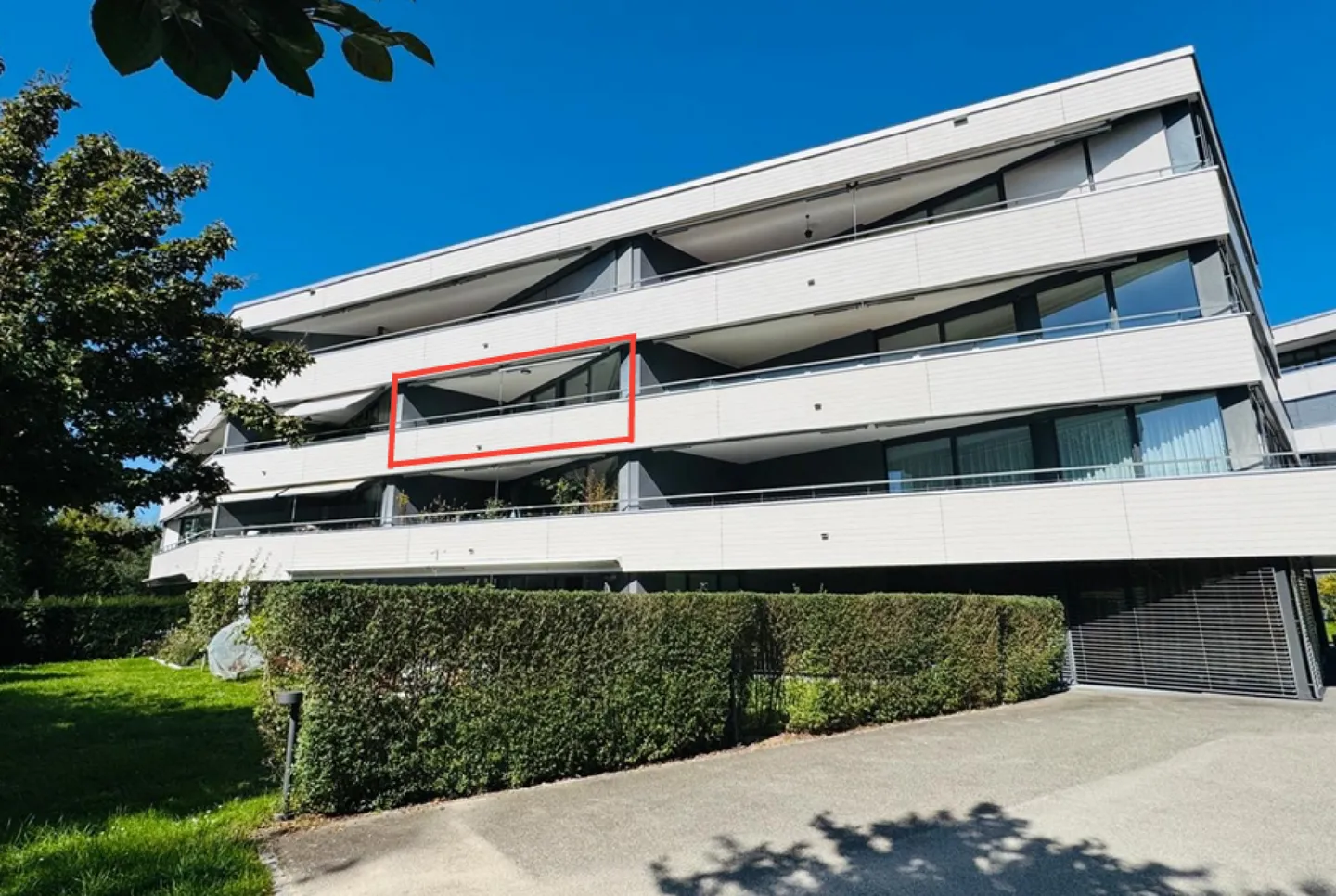 Modern 3.5-room MINERGIE® apartment with large balcony, hobby room & underground parking space - Photo 1 of 25