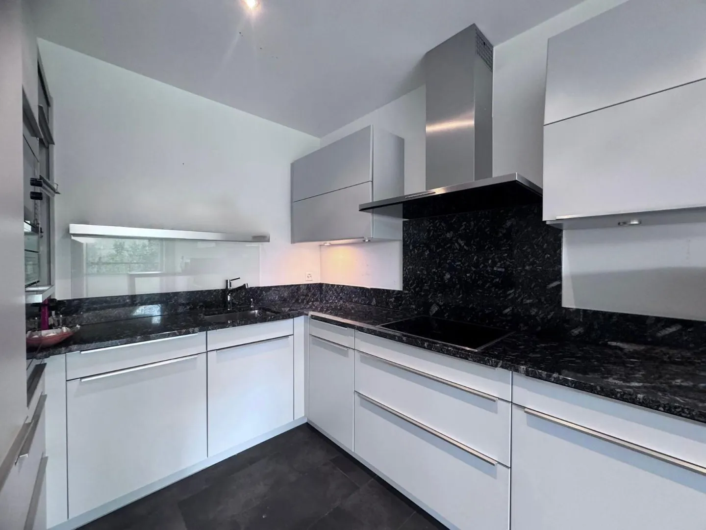 Modern 3.5-room MINERGIE® apartment with large balcony, hobby room & underground parking space - Photo 3 of 25