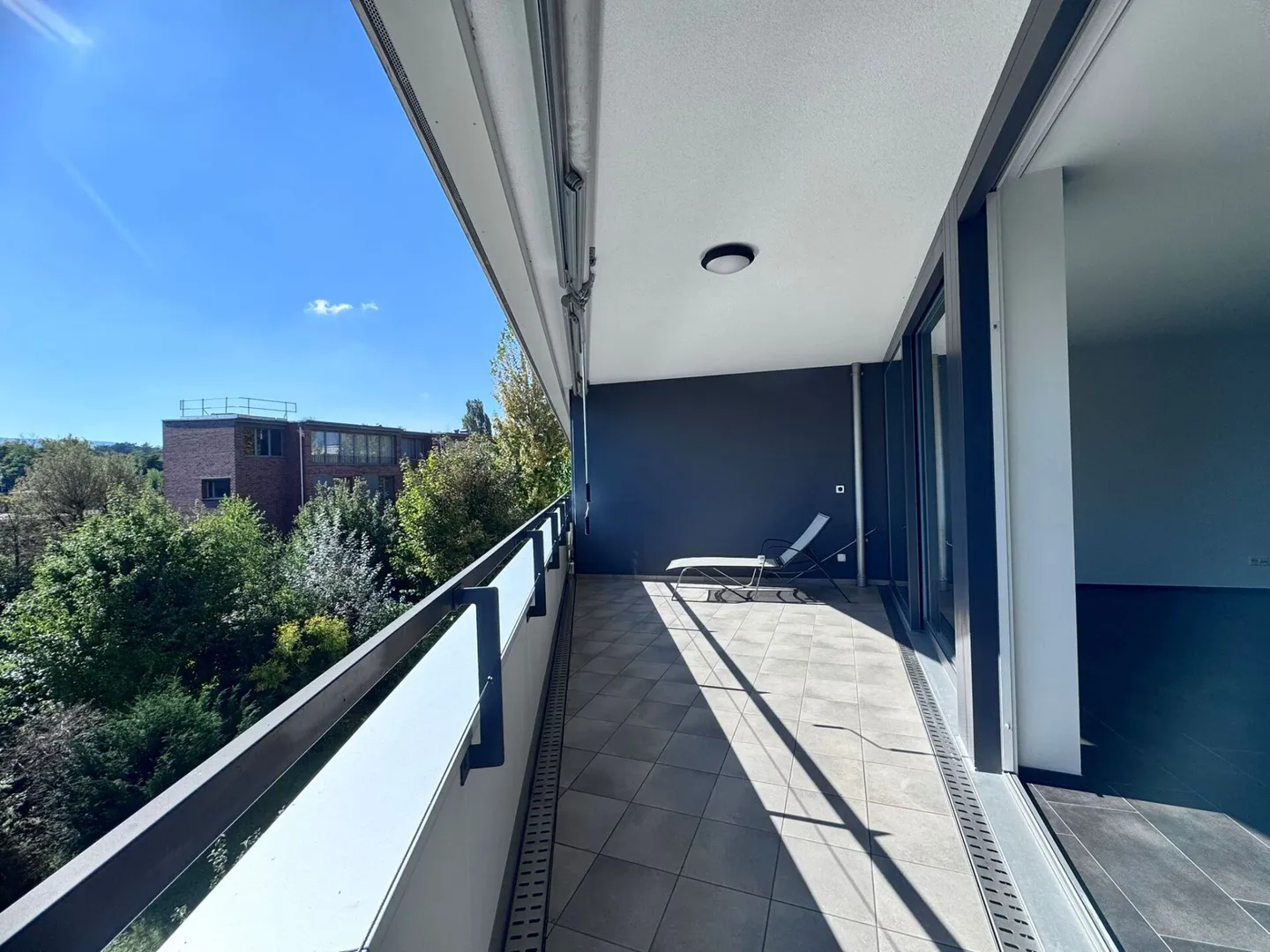 Modern 3.5-room MINERGIE® apartment with large balcony, hobby room & underground parking space - Photo 4 of 25