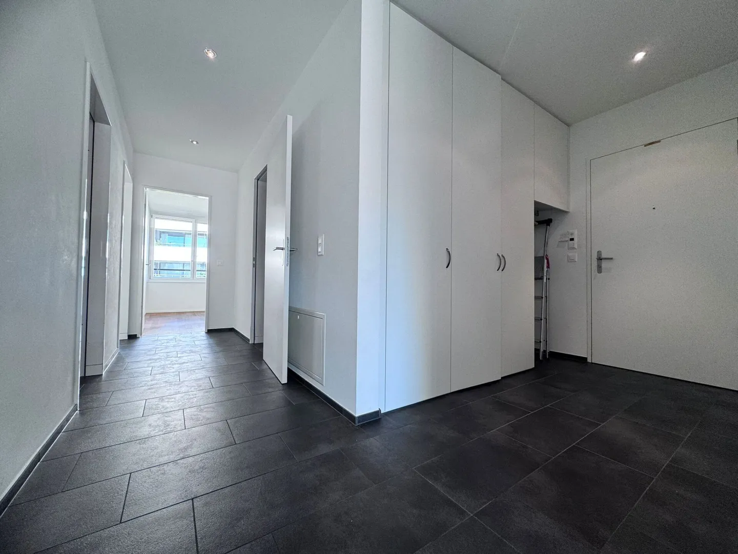 Modern 3.5-room MINERGIE® apartment with large balcony, hobby room & underground parking space - Photo 5 of 25
