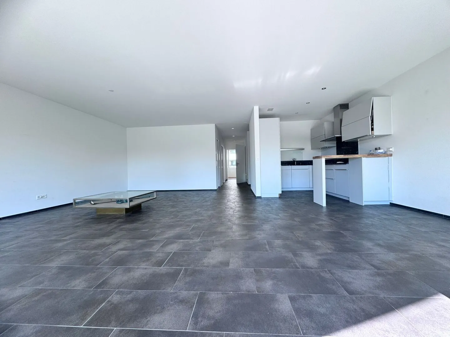 Modern 3.5-room MINERGIE® apartment with large balcony, hobby room & underground parking space - Photo 6 of 25