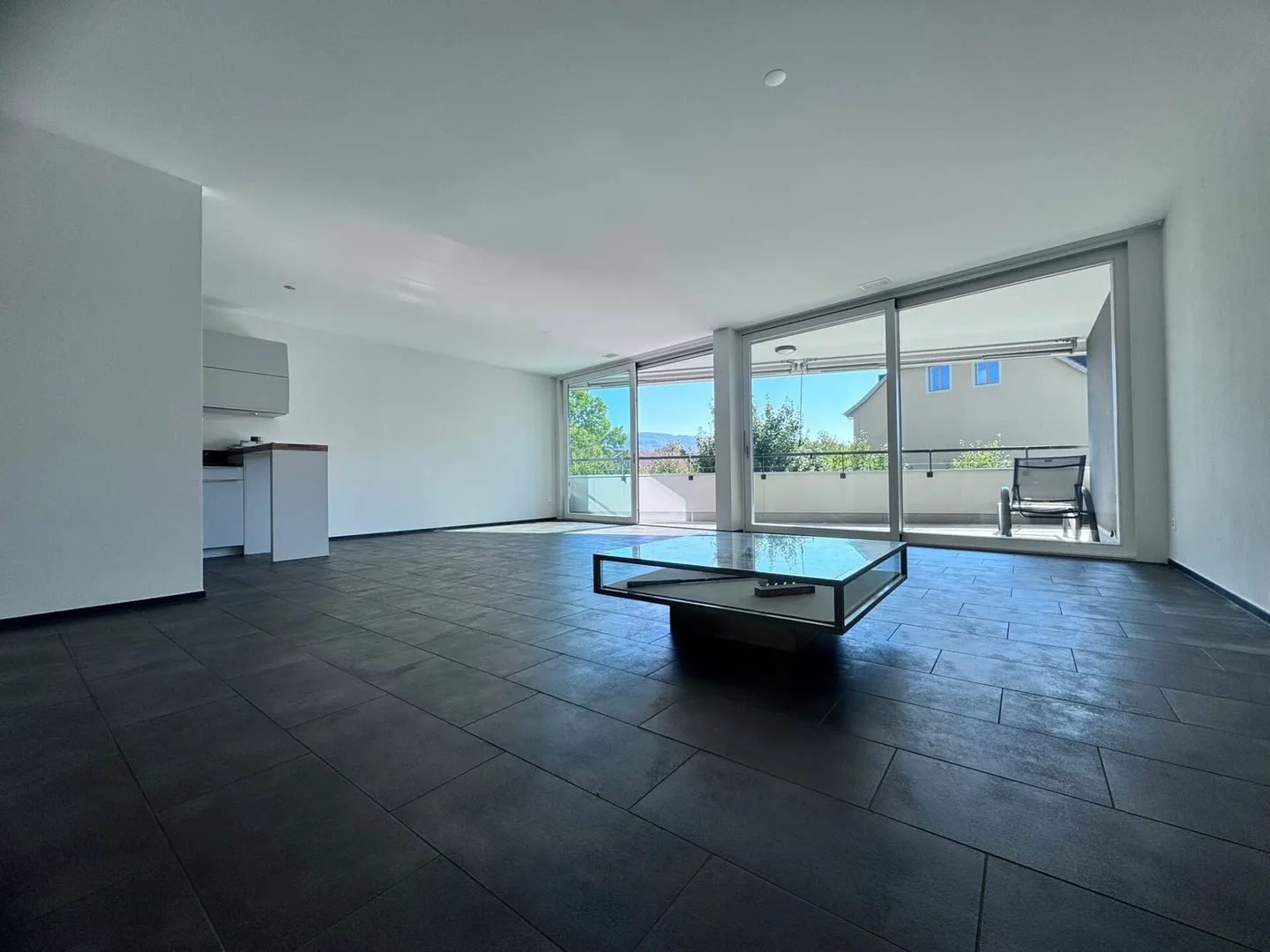 Modern 3.5-room MINERGIE® apartment with large balcony, hobby room & underground parking space - Photo 7 of 25