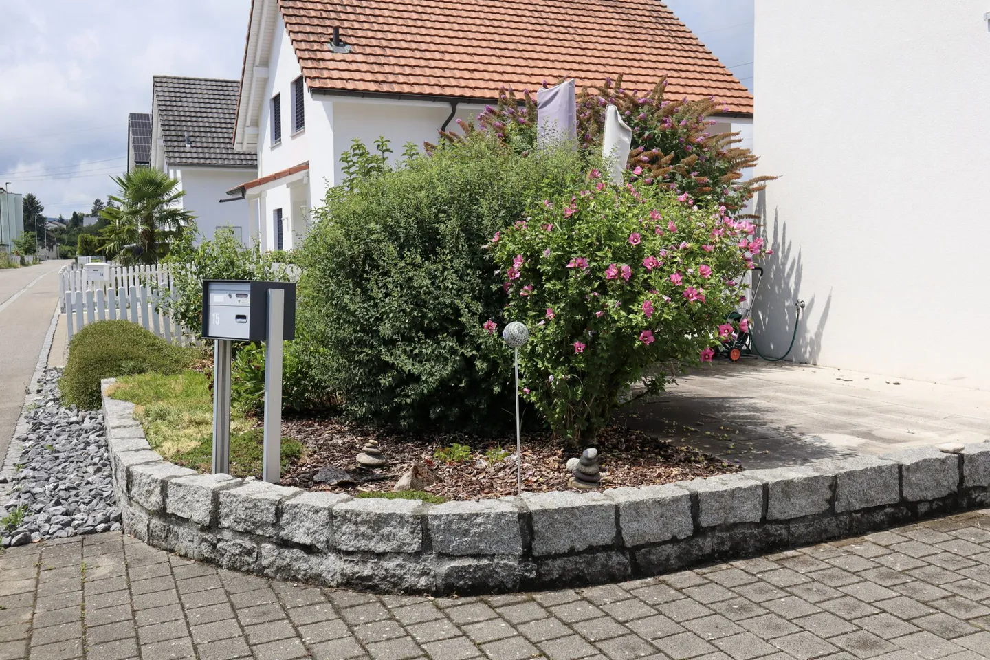 Casa unifamiliare di 6 1/2 stanze con appartamento aggiuntivo di 2 stanze (accessibile in sedia a rotelle) in una posizione molto tranquilla e soleggiata - Foto 6 di 19