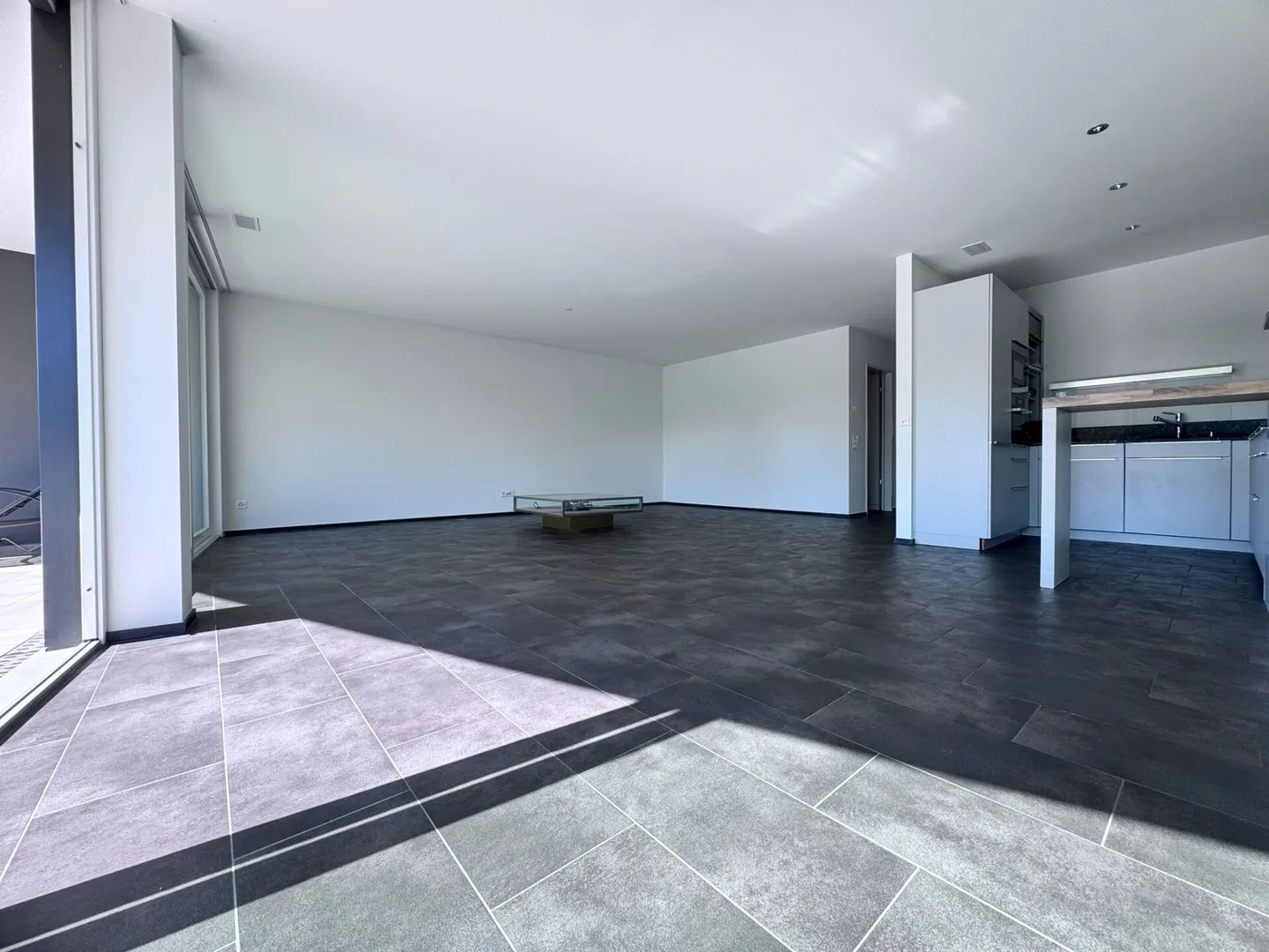 Modern 3.5-room MINERGIE® apartment with large balcony, hobby room & underground parking space - Photo 8 of 25