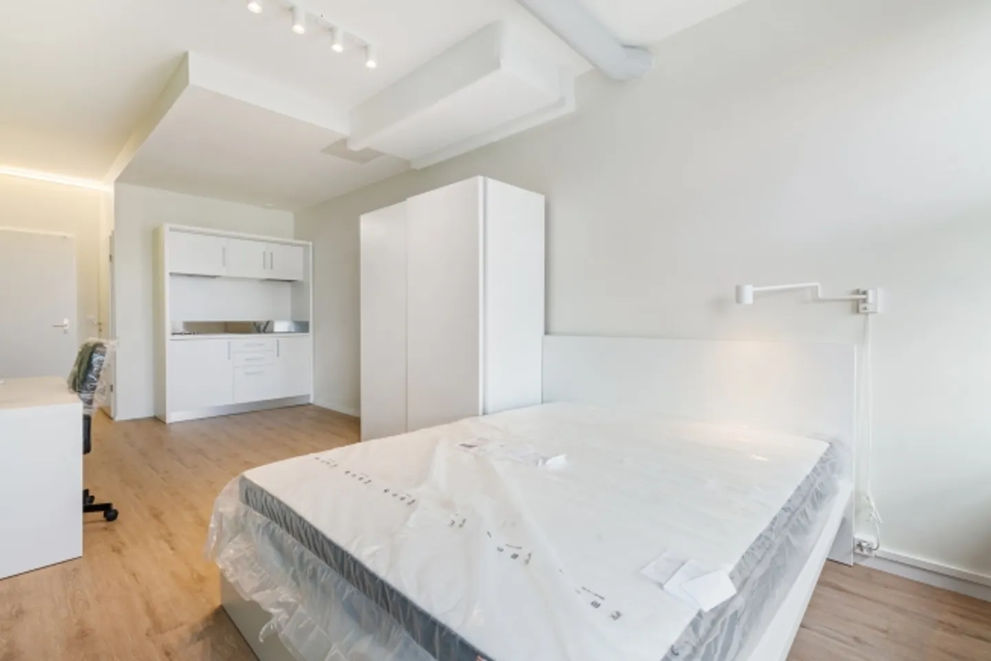 Studio con area di comfort abitativo arredato - Foto 2 di 7