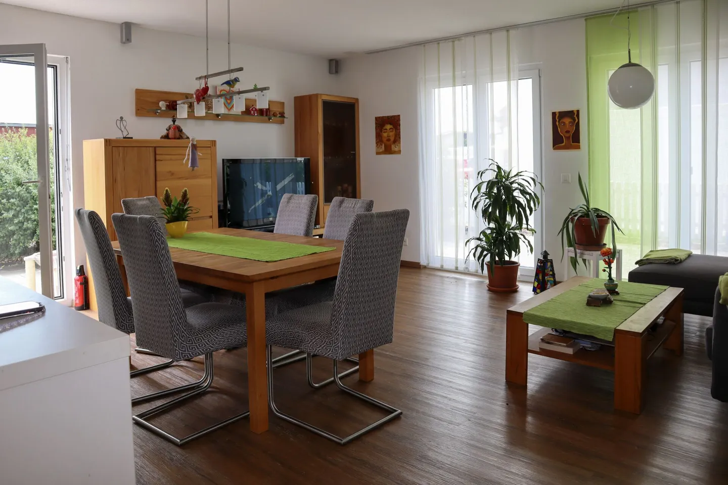 Modernes 6 1/2 Zimmer Einfamilienhaus mit zusätzlicher 2-Zimmer Einliegerwohnung (rollstuhlgängig) an sehr ruhiger und sonniger Lage - Foto 4 von 14
