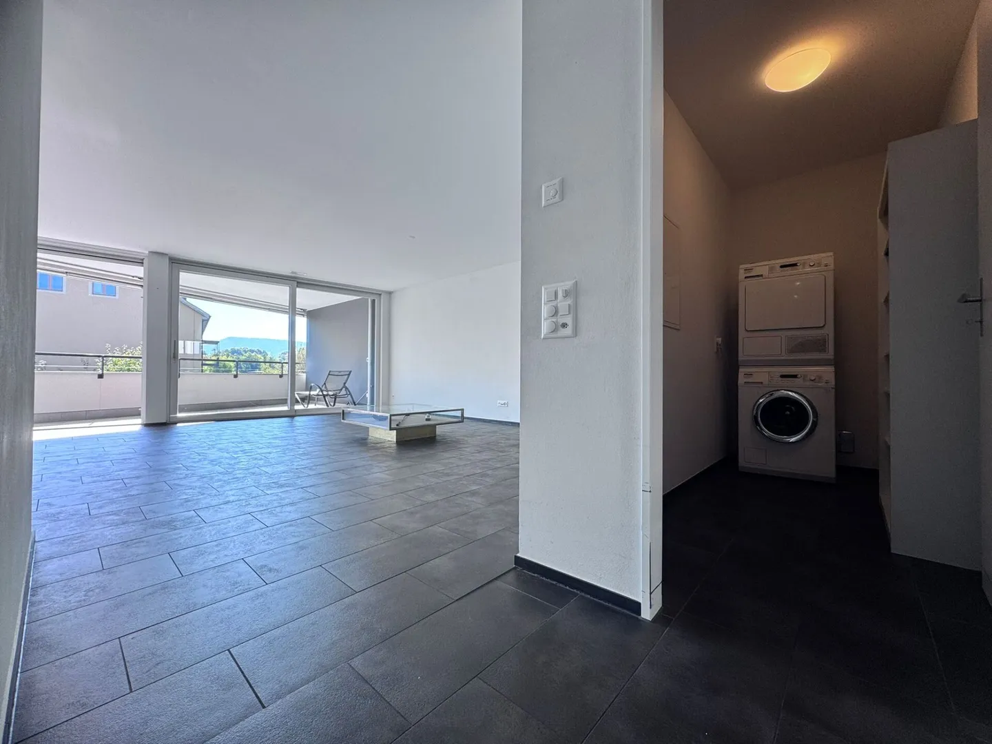 Modern 3.5-room MINERGIE® apartment with large balcony, hobby room & underground parking space - Photo 10 of 25