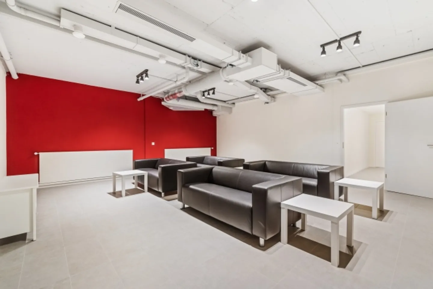 Studio con area di comfort abitativo arredato - Foto 5 di 7