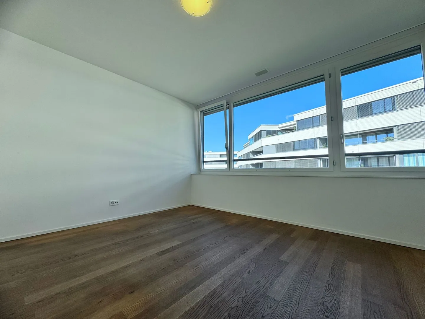 Modern 3.5-room MINERGIE® apartment with large balcony, hobby room & underground parking space - Photo 11 of 25