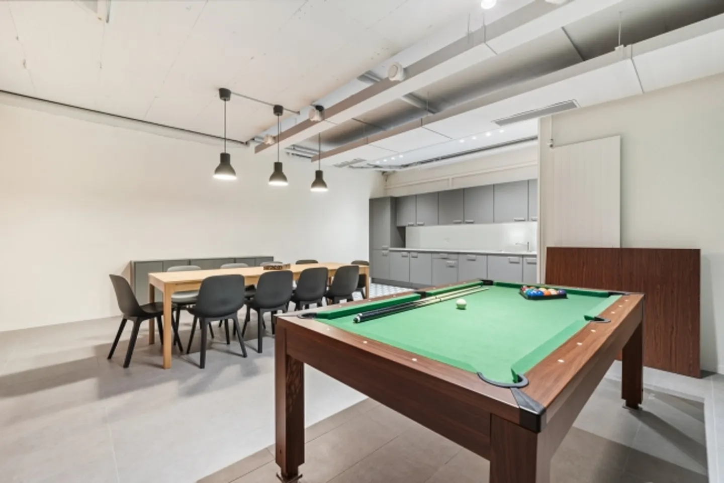 Studio con area di comfort abitativo arredato - Foto 4 di 7