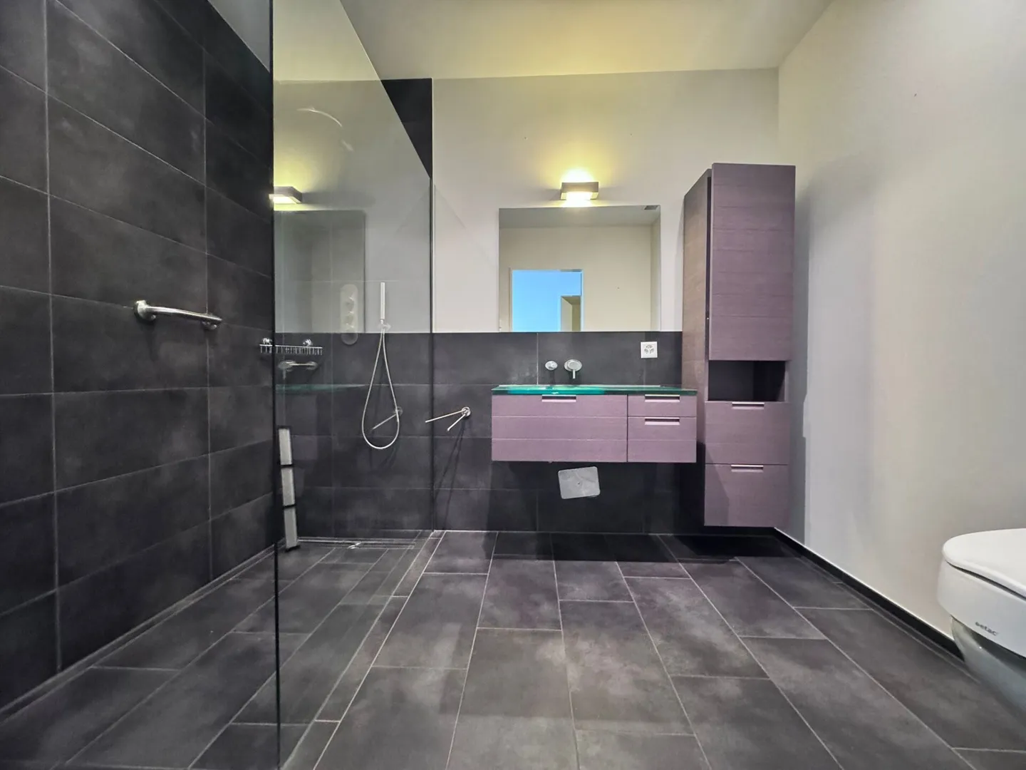 Modern 3.5-room MINERGIE® apartment with large balcony, hobby room & underground parking space - Photo 16 of 25