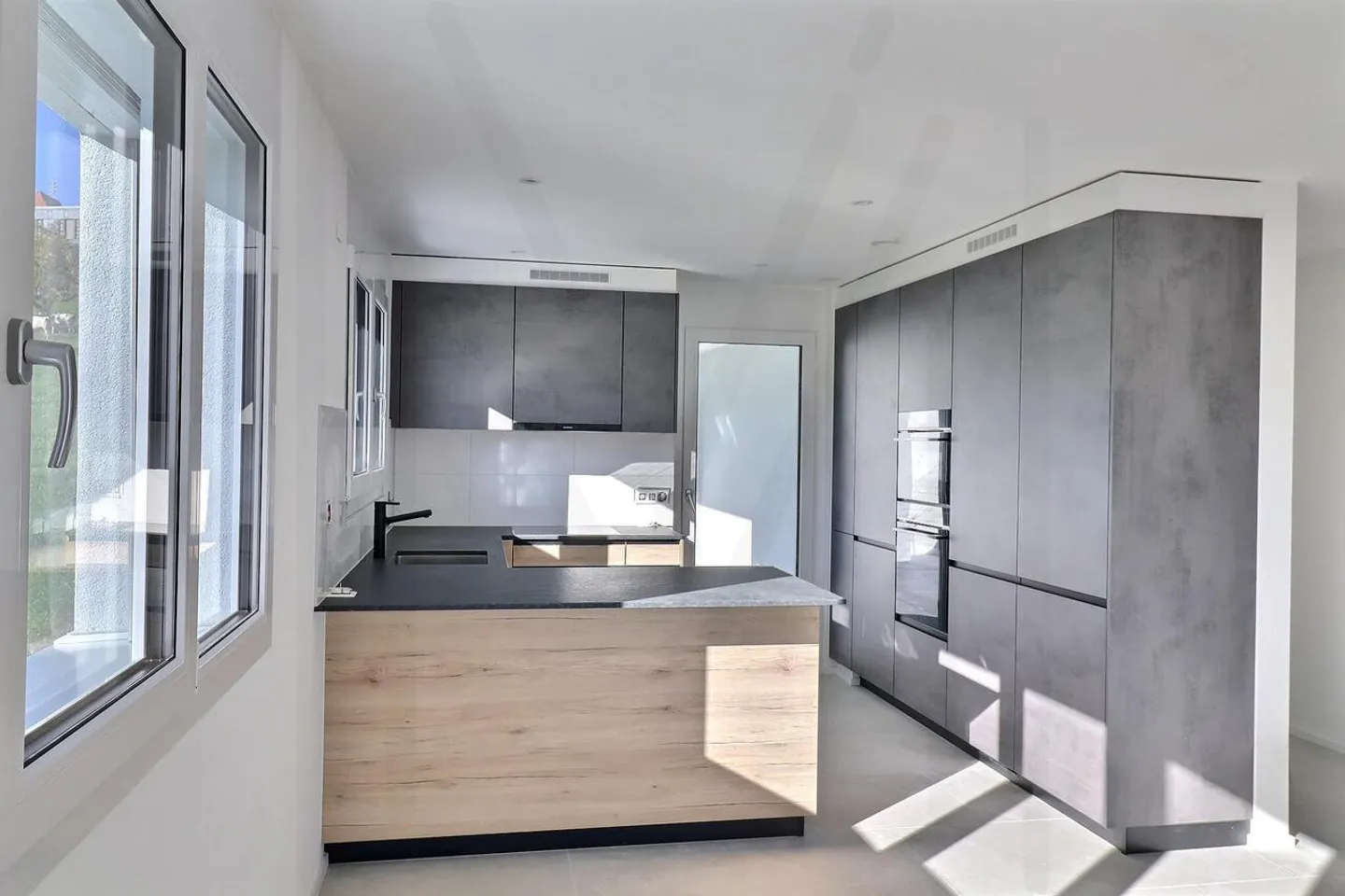 4.5-room apartment in a small residential PPE of 3 units - Photo 2 of 11