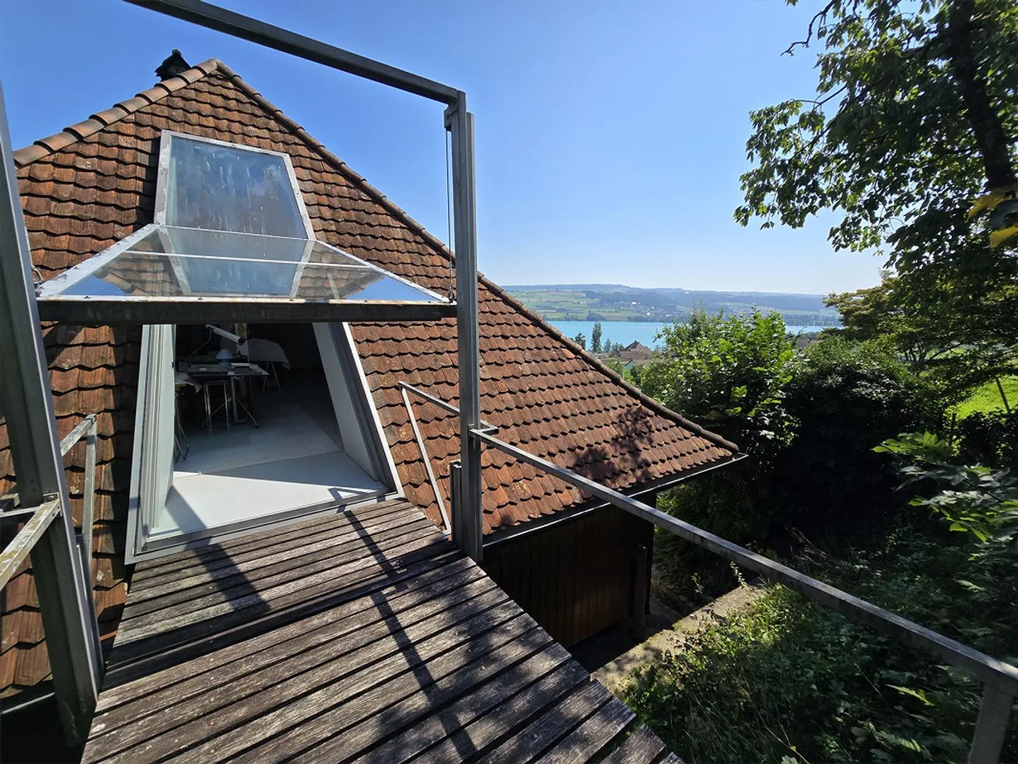 Vivre à un emplacement élevé avec vue sur le lac et jardin paradisiaque - Photo 7 sur 10
