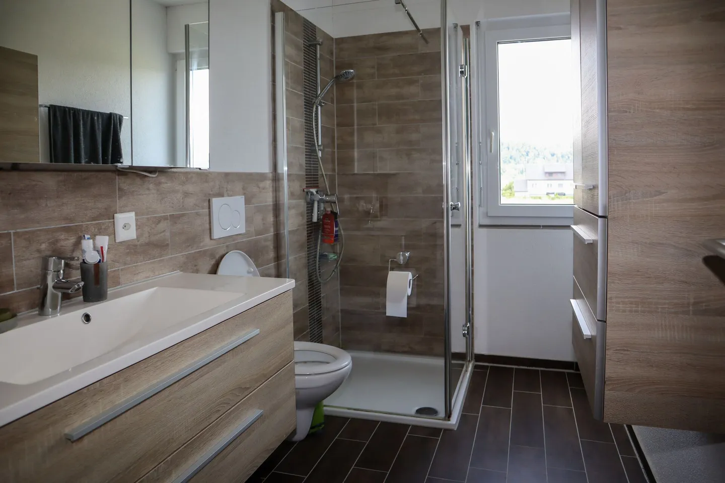 Modernes 6 1/2 Zimmer Einfamilienhaus mit zusätzlicher 2-Zimmer Einliegerwohnung (rollstuhlgängig) an sehr ruhiger und sonniger Lage - Foto 10 von 14