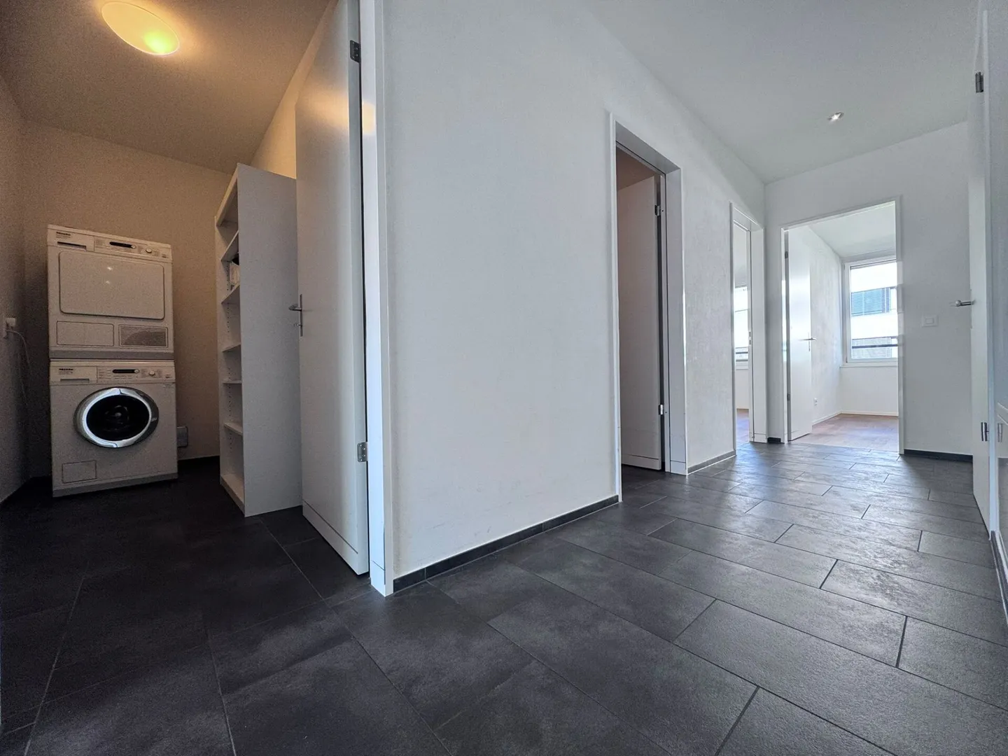 Modern 3.5-room MINERGIE® apartment with large balcony, hobby room & underground parking space - Photo 19 of 25