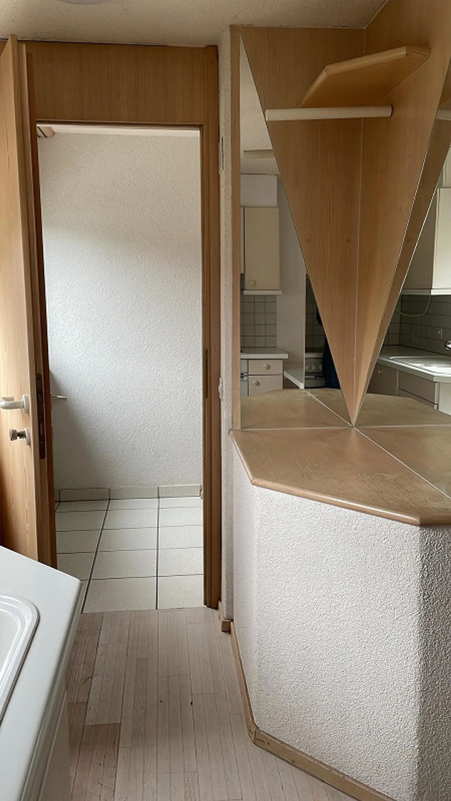 Bright maisonette apartment with charm, parking space and plenty of storage - Photo 4 of 9